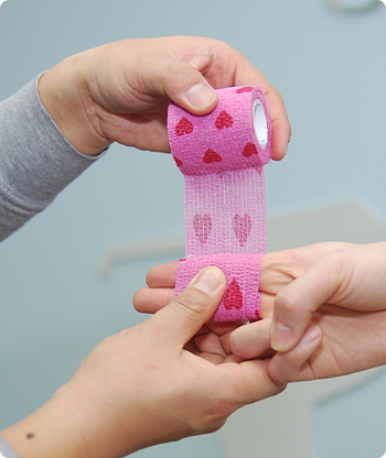 Rugalmas öntapadó kötés